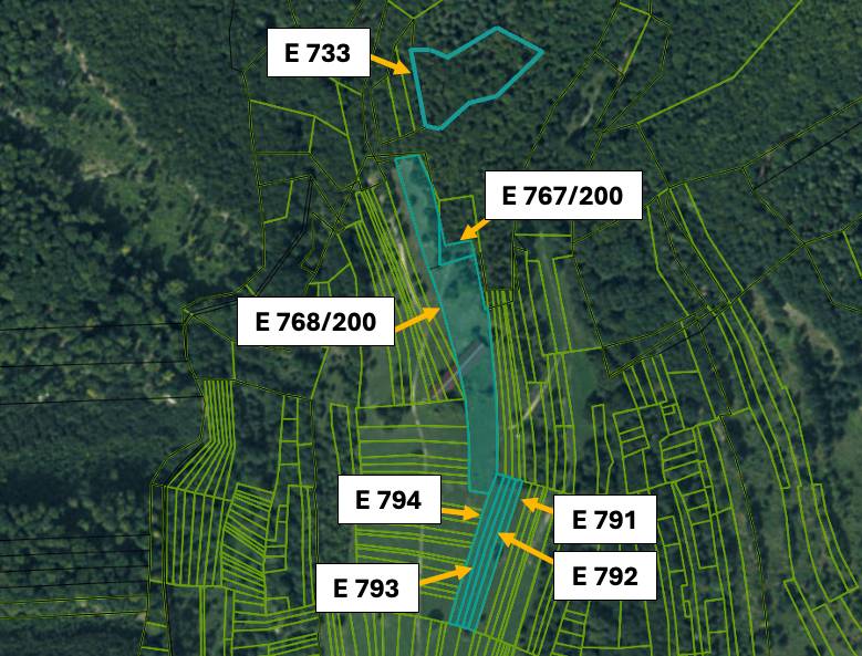 Omastiná – 9.909 m2 LESY a PASIENKY – PREDAJ - Letecký pohľad na poľnohospodárske a lesné pozemky v Omastinej s identifikačnými číslami.