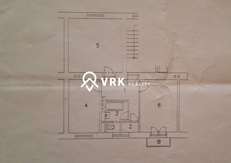 *REZERVOVANÉ* 2 IZBOVÝ TEHLOVÝ BYT, KOŠICE - JUH - Pôdorys 2-izbového bytu s miestnosťami a balkónom, ideálny pre bývanie.