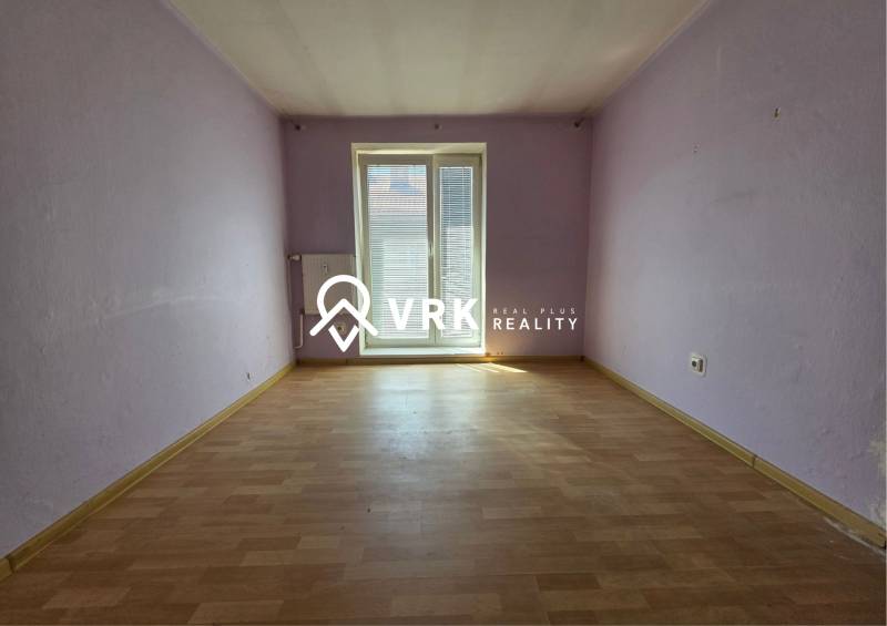 *REZERVOVANÉ* 2 IZBOVÝ TEHLOVÝ BYT, KOŠICE - JUH - Izba s fialovými stenami a drevenou podlahou v 2-izbovom byte.