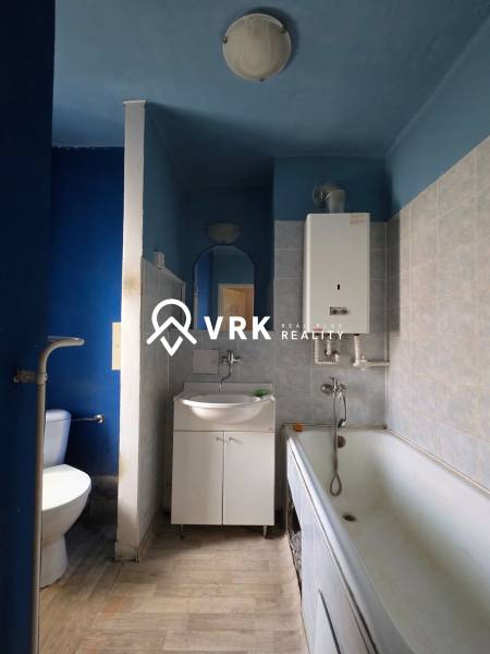 *REZERVOVANÉ* 2 IZBOVÝ TEHLOVÝ BYT, KOŠICE - JUH - Kúpeľňa v 2-izbovom byte s vaňou, umývadlom a toaletou, farebné odtiene stien sú modré.