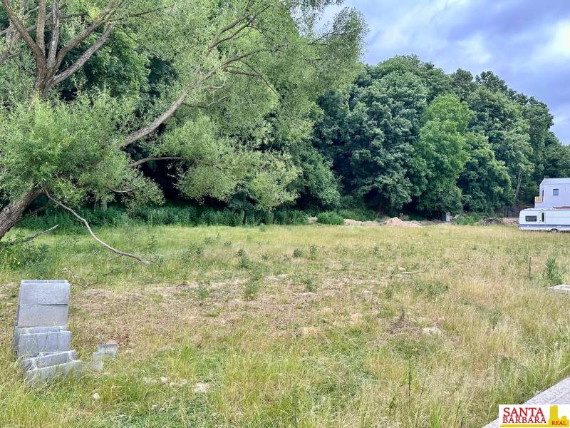 Na predaj exkluzívny stavebný pozemok v Borinke – na skok od Stupavy,  - Stavebný pozemok v Borinke obklopený stromami, ideálny na bývanie v prírode.