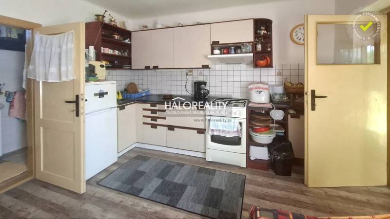 Predaj, rodinný dom Klížska Nemá - Kuchyňa v rodinnom dome s linkou, sporákom a chladničkou, bez prítomnosti ľudí.