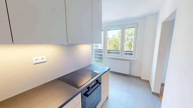 PRENÁJOM - Priestranný moderný 2 izbový byt s 2 balkónmi - Kuchyňa v 2-izbovom byte s výhľadom, svetlé steny a okná.