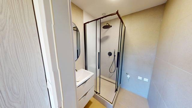 PRENÁJOM - Priestranný moderný 2 izbový byt s 2 balkónmi - Kúpeľňa v 2-izbovom byte so sprchovým kútom a umývadlom.