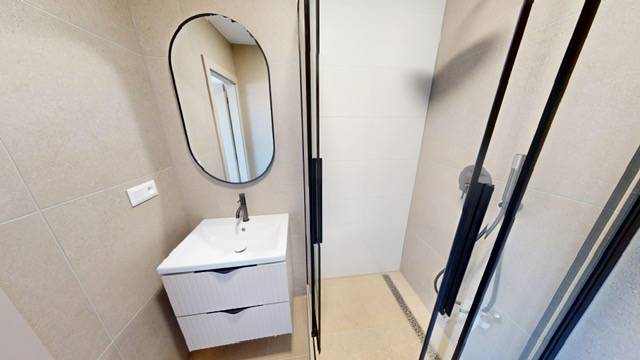 PRENÁJOM - Priestranný moderný 2 izbový byt s 2 balkónmi - Kúpeľňa v 2-izbovom byte so zrkadlom, umývadlom a sprchovým kútom.