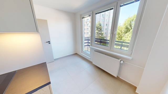 PRENÁJOM - Priestranný moderný 2 izbový byt s 2 balkónmi - Kuchyňa v 2-izbovom byte s veľkými oknami a radiátorom.