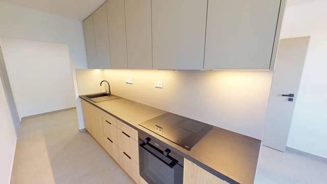 PRENÁJOM - Priestranný moderný 2 izbový byt s 2 balkónmi - Kuchyňa v 2-izbovom byte s modernou pracovnou doskou a vstavanými spotrebičmi.