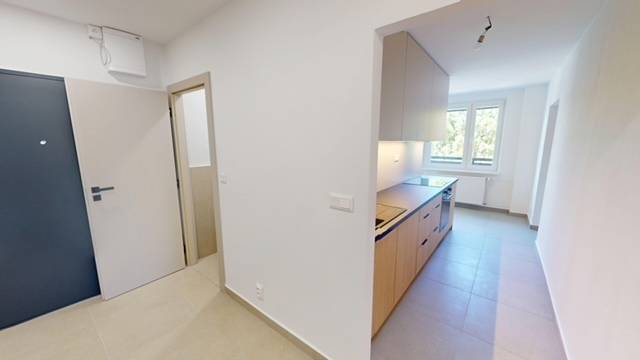 PRENÁJOM - Priestranný moderný 2 izbový byt s 2 balkónmi - Chodba a kuchyňa v 2-izbovom byte s oknom, svetlý interiér.