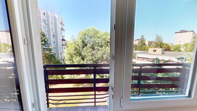 PRENÁJOM - Priestranný moderný 2 izbový byt s 2 balkónmi - Výhľad z 2-izbového bytu na ulici Centrum I. v Dubnici nad Váhom, s balkónom a zeleňou.