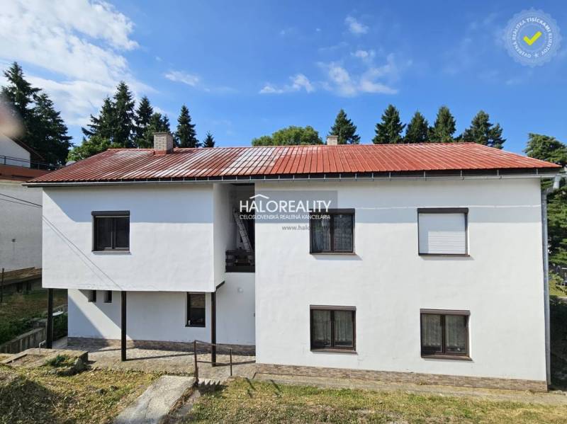 Predaj, rodinný dom Banská Štiavnica - EXKLUZÍVNE HA... - Rodinný dom s červenou strechou a bielou fasádou v Banskej Štiavnici.