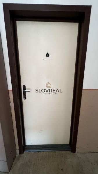 ✅ SLOVREAL ponúka na predaj Garsónku v obľúbenej lokalite Levice – Ryb - Biele dvere do garsónky s priezorom, tmavý rám, Slovenské reality.