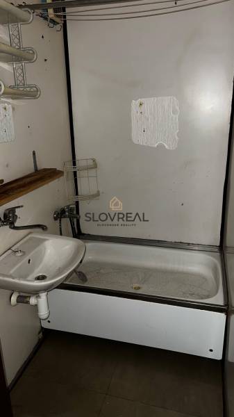 ✅ SLOVREAL ponúka na predaj Garsónku v obľúbenej lokalite Levice – Ryb - Kúpeľňa garsónky s umývadlom, vaňou a praktickými policami na stene, potrebe renovácie.