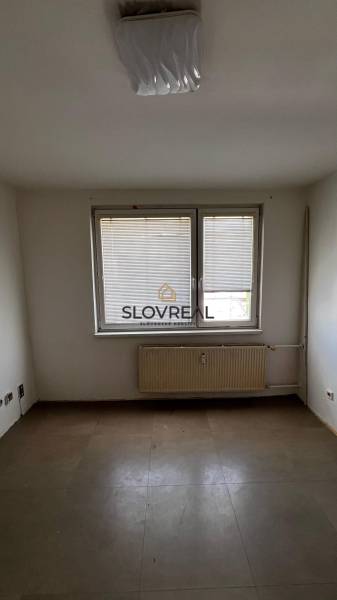 ✅ SLOVREAL ponúka na predaj Garsónku v obľúbenej lokalite Levice – Ryb - Izba garsónky s oknom, radiátorom a bielymi stenami; základ pre renováciu.