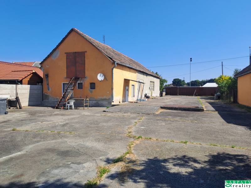 Dom s obrovským pozemkom, rodinné bývanie i investičná príležitosť! - Garáž a betonová plocha pri rodinnom dome v Sládkovičove.