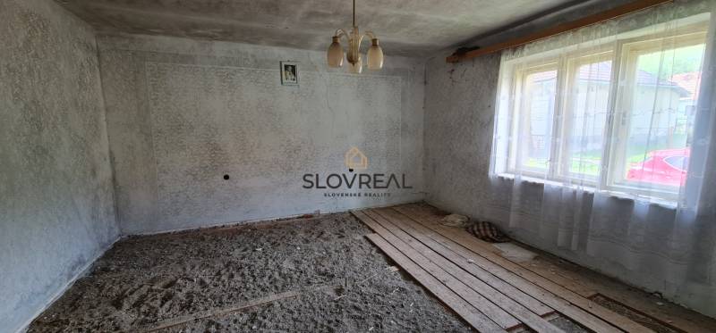 SLOVREAL na predaj dom Lutila, 713 m2 - Na ulici Nová sa nachádza rodinný dom so staršími stenami a drevenou podlahou.