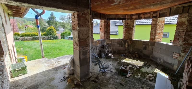 SLOVREAL na predaj dom Lutila, 713 m2 - Stavba na ulici Nová ukazuje rozostavaný rodinný dom s tehlovými stenami.