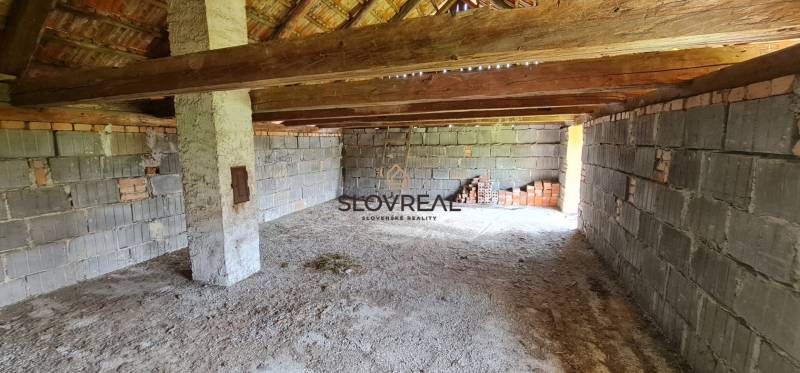 SLOVREAL na predaj dom Lutila, 713 m2 - Neomietnutá miestnosť s dreveným krovom a tehlovým vybavením, na rekonštrukciu rodinného domu.