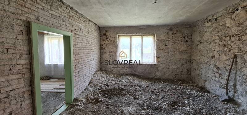 SLOVREAL na predaj dom Lutila, 713 m2 - Interiér rodinného domu na ulici Nová vyžaduje rekonštrukciu a úpravy.
