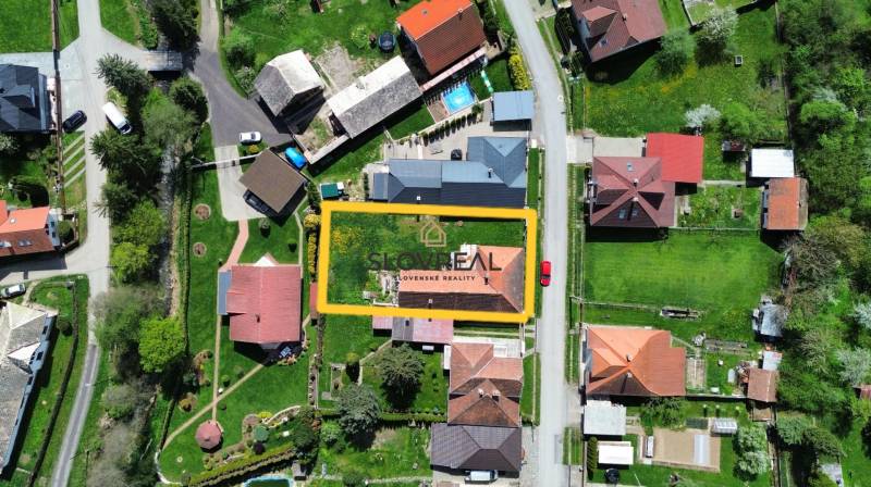 SLOVREAL na predaj dom Lutila, 713 m2 - Letecký pohľad na ulicu Nová so zvýrazneným rodinným domom a záhrada v krajine.