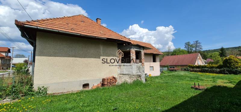 SLOVREAL na predaj dom Lutila, 713 m2 - Rodinný dom so šikmou strechou a neomietnutou prístavbou na ulici Nová.
