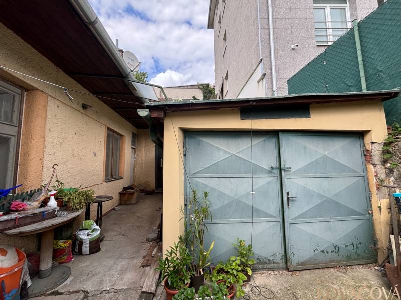 Na predaj starší rodinný dom v centre Ilavy – pozemok 280 m² - Dvor v Ilave s garážou a vonkajším posedením pri rodinnom dome.