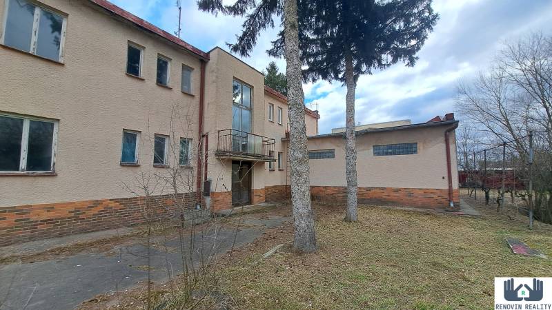  Objavte investičný potenciál bytového domu  v Dolnej Strehovej  - Dvojposchodová budova medzi stromami na Hlavnej ulici v Dolnej Strehovej. Hotely a penzióny.