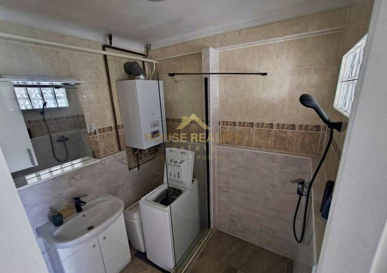Prenájom pekný 2 izbový, Špitálska ulica, Bratislava I. Staré Mesto - Kúpeľňa v 2-izbovom byte so sprchou, práčkou, umývadlom a bojlerom.
