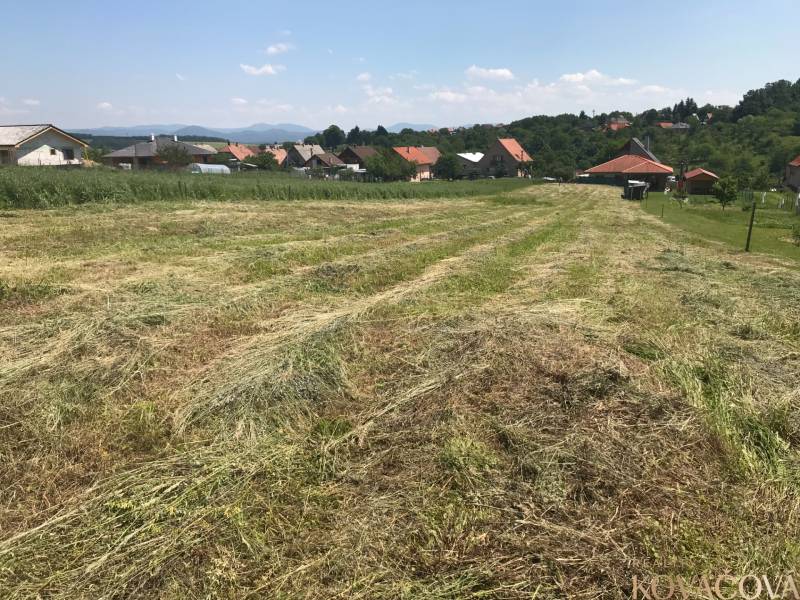 Na predaj investičný stavebný pozemok pre 3 RD, Trenč.Jastrabie - Pozemky na bývanie v Trenčianskom Jastrabí s pohľadom na okolitú krajinu a domy.