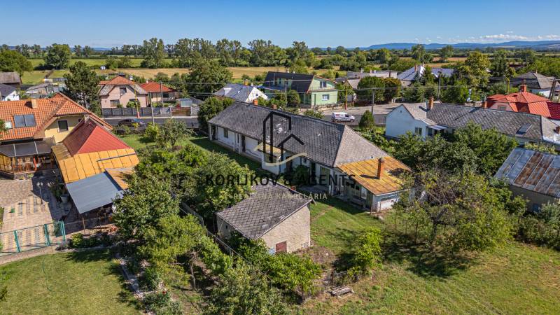PREDAJ, Pozemok s rodinným domom Sečovce, okres Trebišov - Letecký pohľad na domy a záhrady v Sečovciach, vhodné pre pozemky - bývanie.