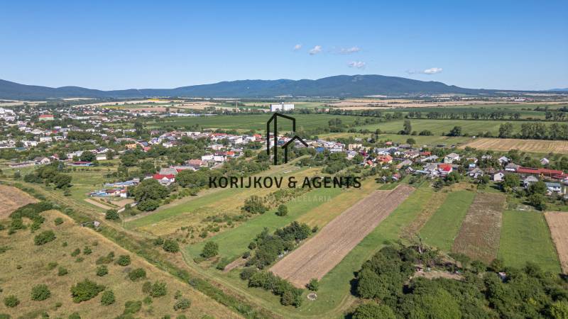 PREDAJ, Pozemok s rodinným domom Sečovce, okres Trebišov - Panoráma Sečoviec ponúka pozemky na bývanie obklopené malebnou prírodou a poliami.