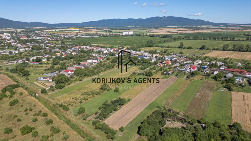 PREDAJ, Pozemok s rodinným domom Sečovce, okres Trebišov - Panoramatický pohľad na Sečovce s rozľahlými pozemkami na bývanie a okolitými poliami.