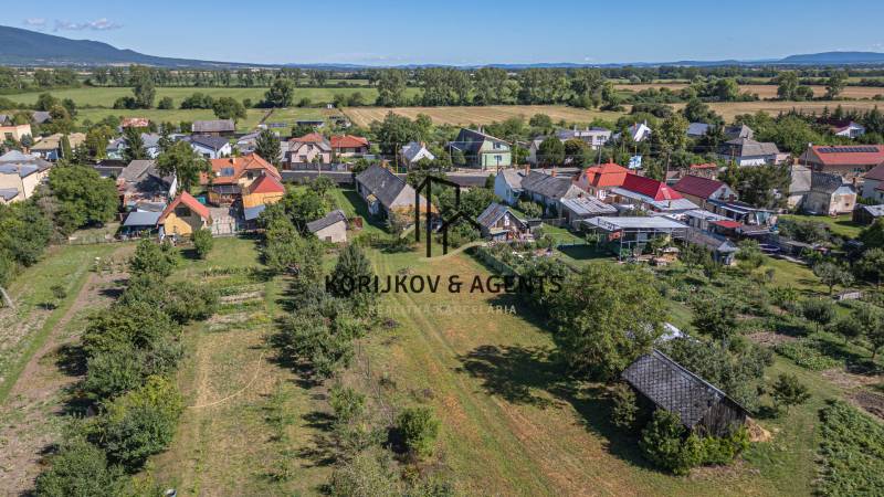 PREDAJ, Pozemok s rodinným domom Sečovce, okres Trebišov - Letecký pohľad na Pozemky - bývanie v Sečovciach obklopené zeleňou a rozptýlenými domami.