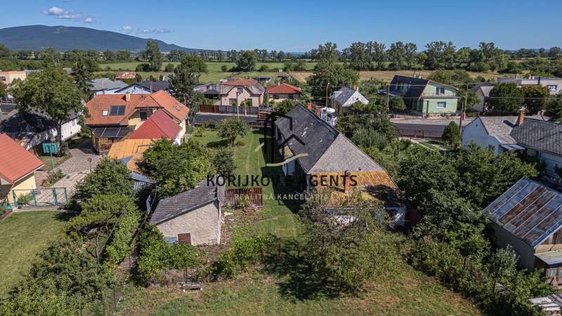 PREDAJ, Pozemok s rodinným domom Sečovce, okres Trebišov - Rodinné domy a záhrady v Sečovciach, Pozemky - bývanie, obklopené prírodou a vidieckym prostredím.