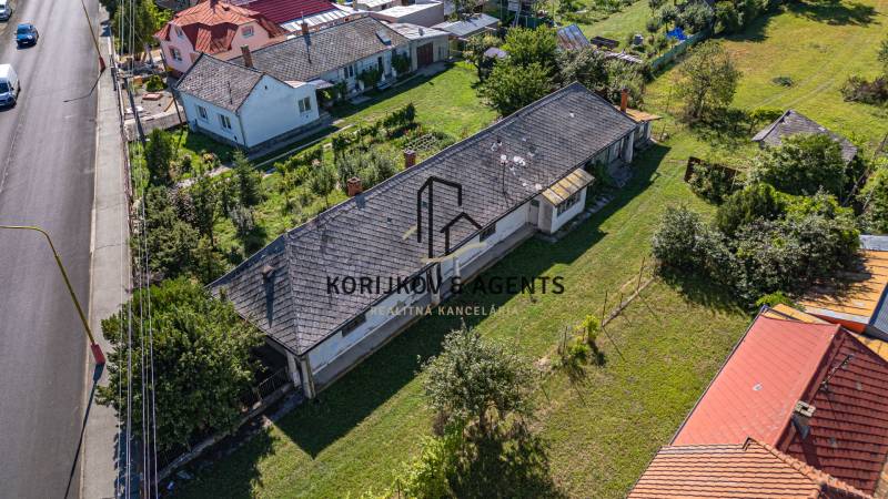 PREDAJ, Pozemok s rodinným domom Sečovce, okres Trebišov - Letecký pohľad na dom a záhradu v Sečovciach, Pozemky - bývanie pri ceste.