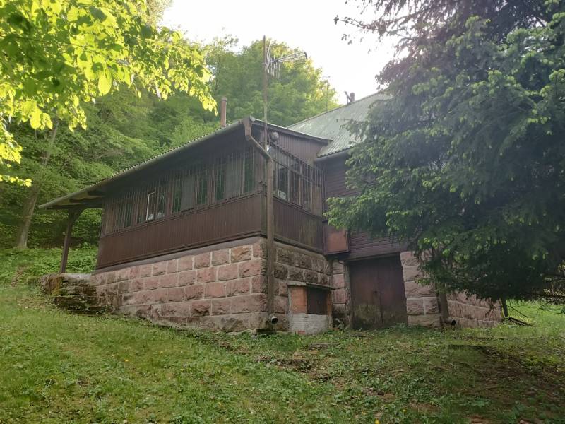 Na predaj chata pri jazere v Sklených Tepliciach - Na ulici vidiecka chata, kamenné základy, lesná atmosféra, Sklené Teplice v pozadí.