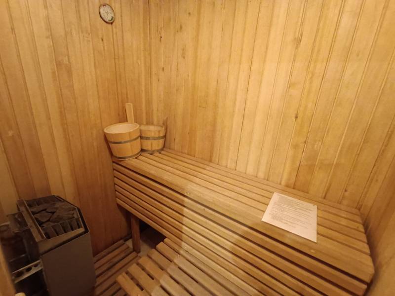 Na predaj chata pri jazere v Sklených Tepliciach - Drevená sauna s lavicou a vedrami na ulici Sklené Teplice a Chata.