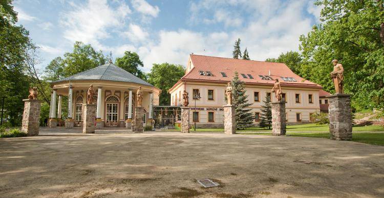 Na predaj chata pri jazere v Sklených Tepliciach - Na ulici Sklené Teplice sa nachádza historická chata obklopená sochami a prírodou.