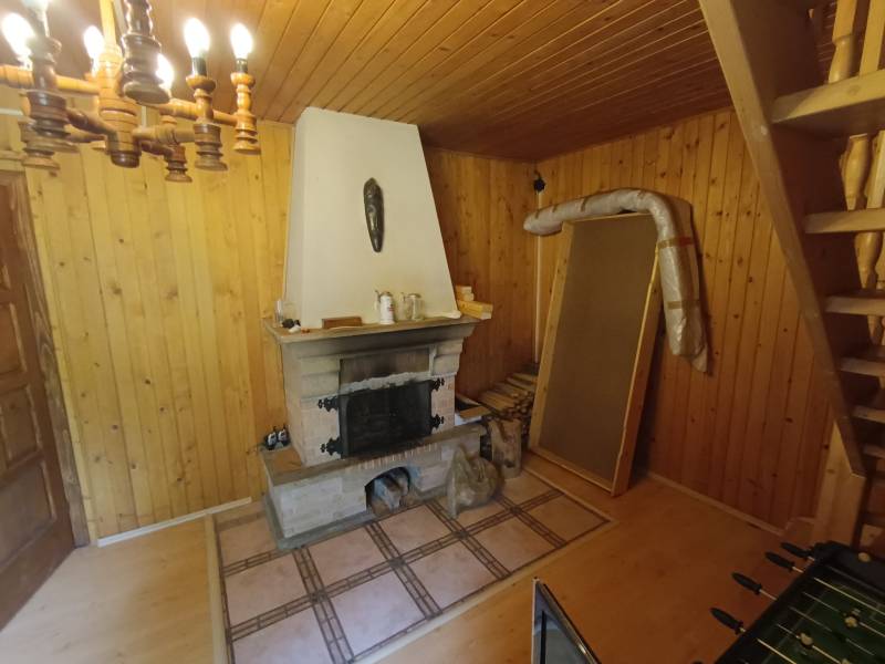 Na predaj chata pri jazere v Sklených Tepliciach - Chata na ulici so stenami a stropom z dreva, krbom a schodmi, Sklené Teplice.