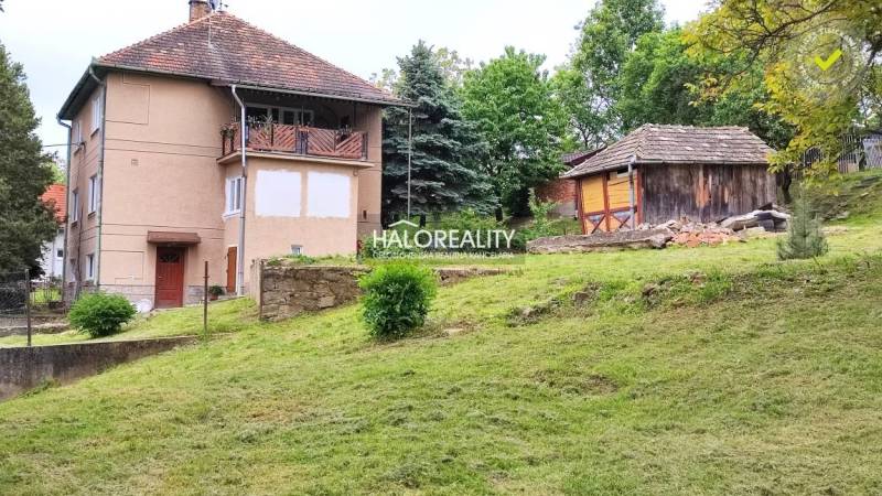 REZERVOVANÉ - Predaj, rodinný dom České Brezovo - EX... - Rodinný dom v Českých Brezovách s upravenou záhradou a drevenou prístavbou v pozadí.