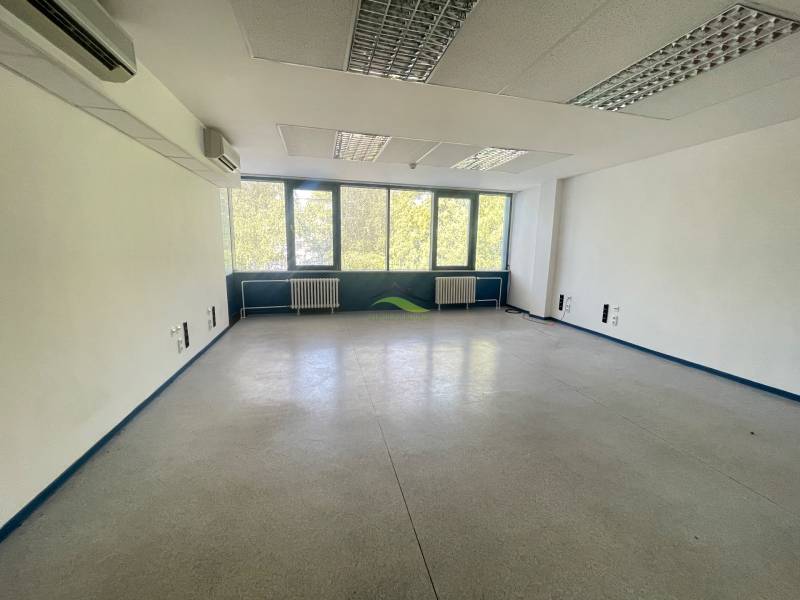 Zrekonštruované Kancelárie v centre mesta - na prízemí, aj na poschodí - Prázdna kancelária so svetlými stenami, klimatizáciou a veľkými oknami v Kanceláriách.
