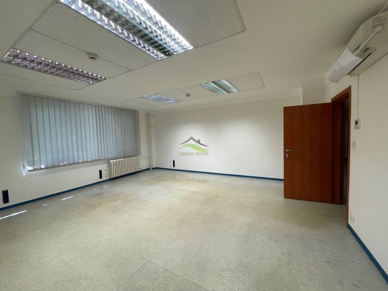Zrekonštruované Kancelárie v centre mesta - na prízemí, aj na poschodí - Kancelária s bielymi stenami, podlahou a osvetlením.