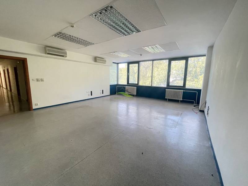 Zrekonštruované Kancelárie v centre mesta - na prízemí, aj na poschodí - Priestranné kancelárie s veľkými oknami a bielymi stenami v Kanceláriách.