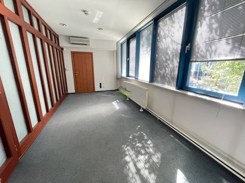 Zrekonštruované Kancelárie v centre mesta - na prízemí, aj na poschodí - Kancelárie s presklenou stenou a žalúziami zabezpečujúce svetlo a súkromie.