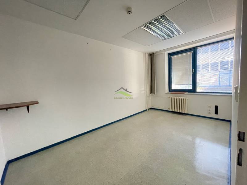 Zrekonštruované Kancelárie v centre mesta - na prízemí, aj na poschodí - Prázdna kancelária s oknom, bielymi stenami a podlahou.