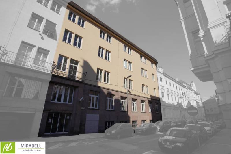 POSLEDNÝ Nový 2 izbový byt s klimatizáciou v projekte Gunduličova - Budova na Gunduličovej ulici v Bratislave - Staré Mesto obklopená autami v radovej zástavbe.