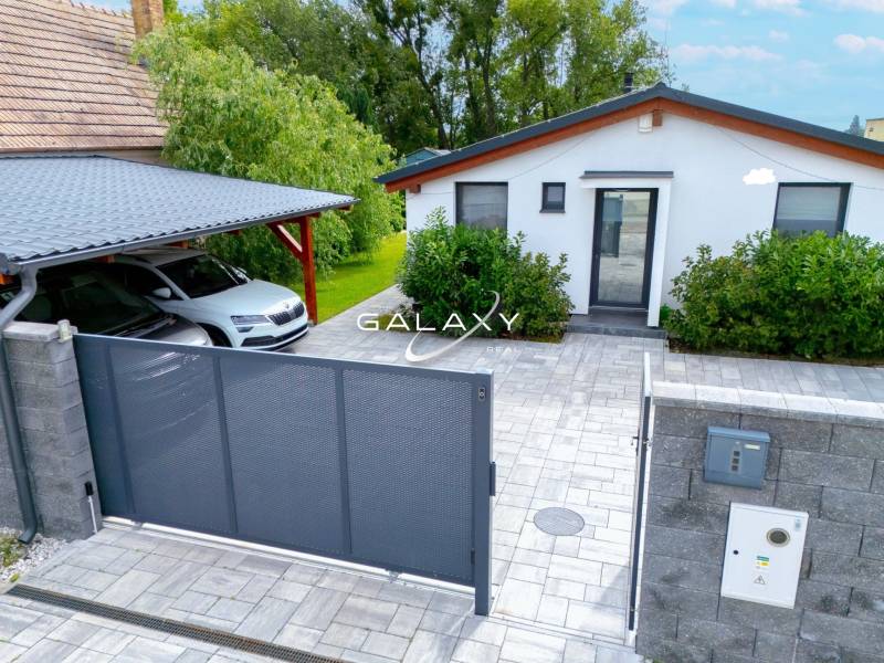 LUKRATÍVNY Moderný 3-izbový dom s bazénom – Čierna Voda, okres Galanta - Rodinný dom v Čiernej Vode s autom, bránou a upravenou záhradou.