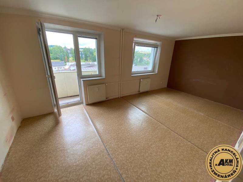 3 izbový byt na predaj,  80 m2, Zvolen - Podborová - Priestranná miestnosť s balkónom a výhľadom, súčasť 3-izbového bytu.
