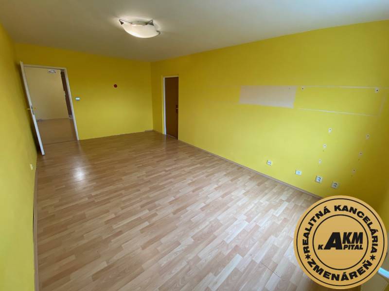 3 izbový byt na predaj,  80 m2, Zvolen - Podborová - Izba s drevenou podlahou a žltými stenami v 3-izbovom byte.