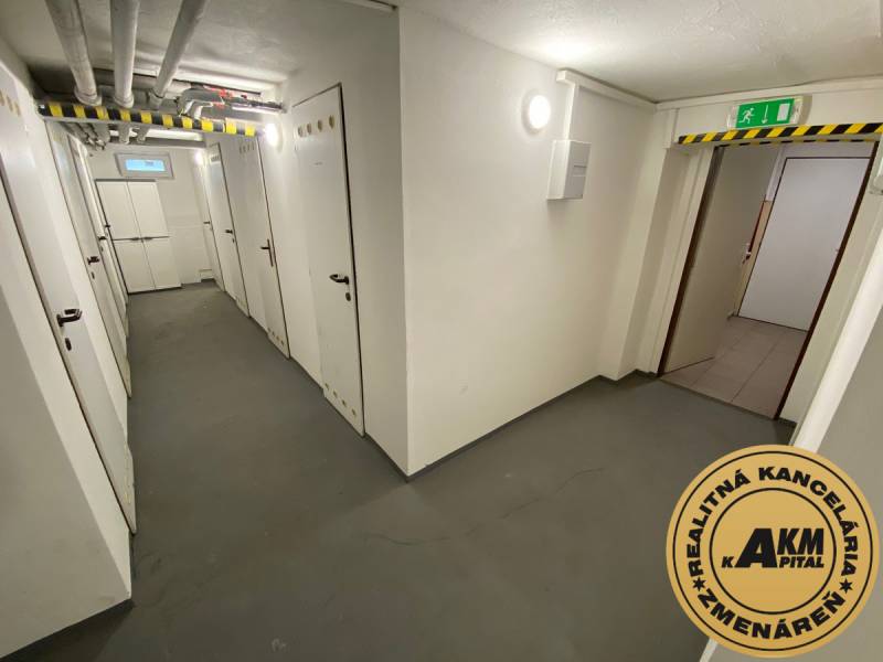 3 izbový byt na predaj,  80 m2, Zvolen - Podborová - Chodba so zamknutými dverami a únikovým východom v 3-izbovom byte.