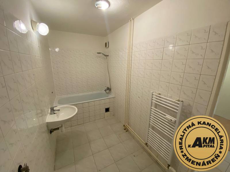 3 izbový byt na predaj,  80 m2, Zvolen - Podborová - Kúpeľňa s vaňou, umývadlom a radiátorom v 3-izbovom byte. Steny sú obložené kachličkami.